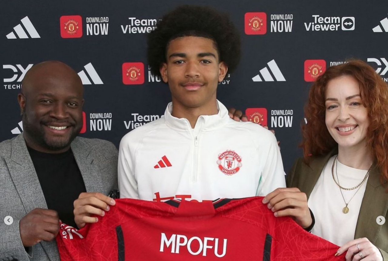 Manchester United sign Zimbabwean teenager Camron Mpofu
