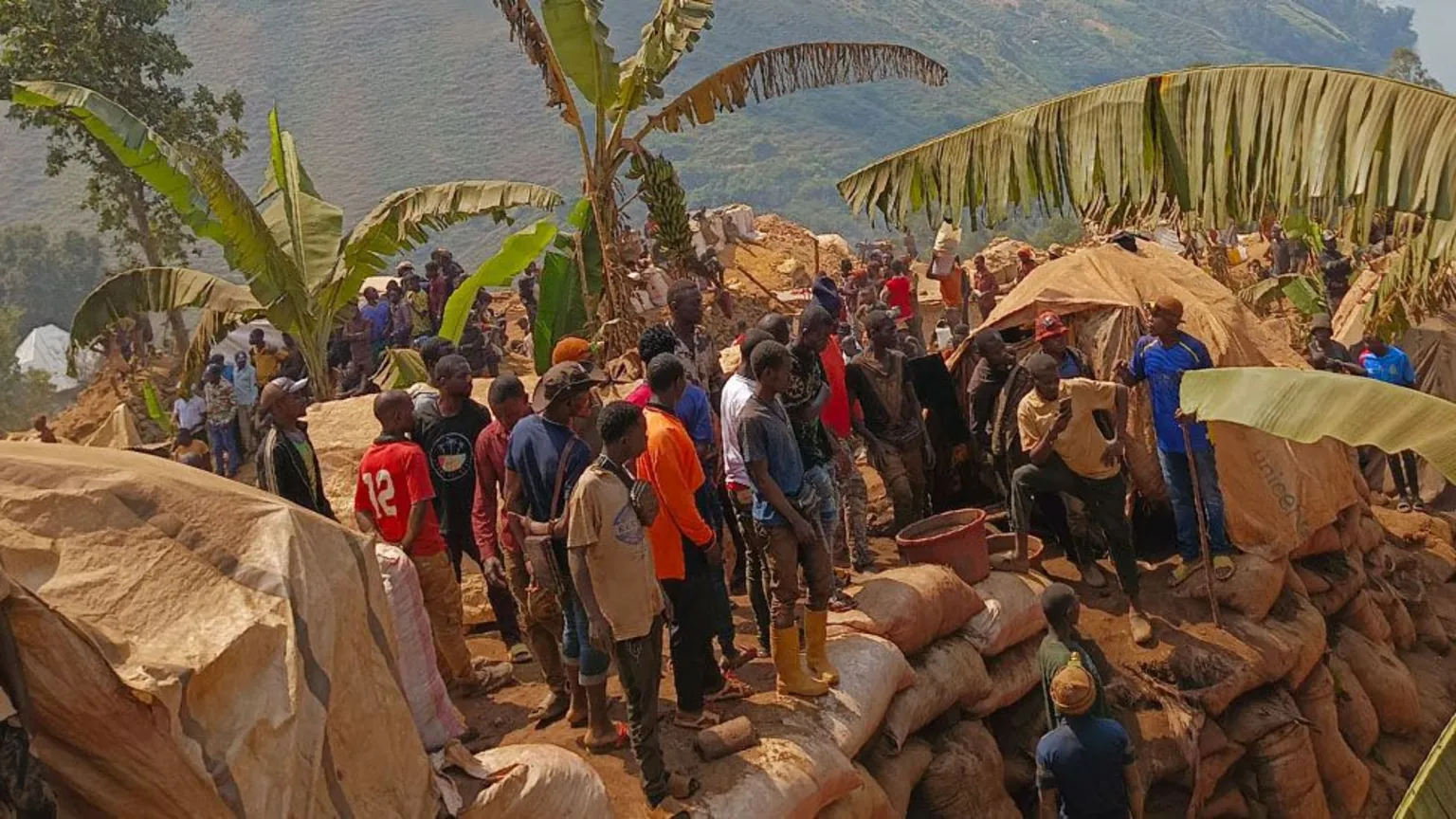 DR Congo rescuers dig with bare hands for trapped miners - NewZimbabwecom