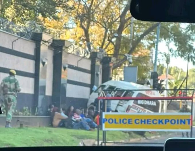 Kombi crashes into State House durawall