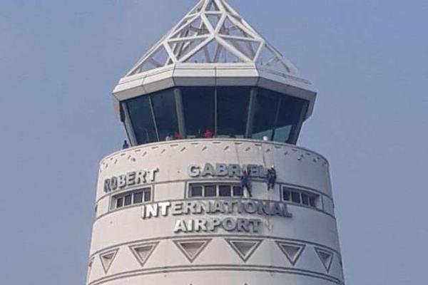 Zimbabwe flight traffic falls 42