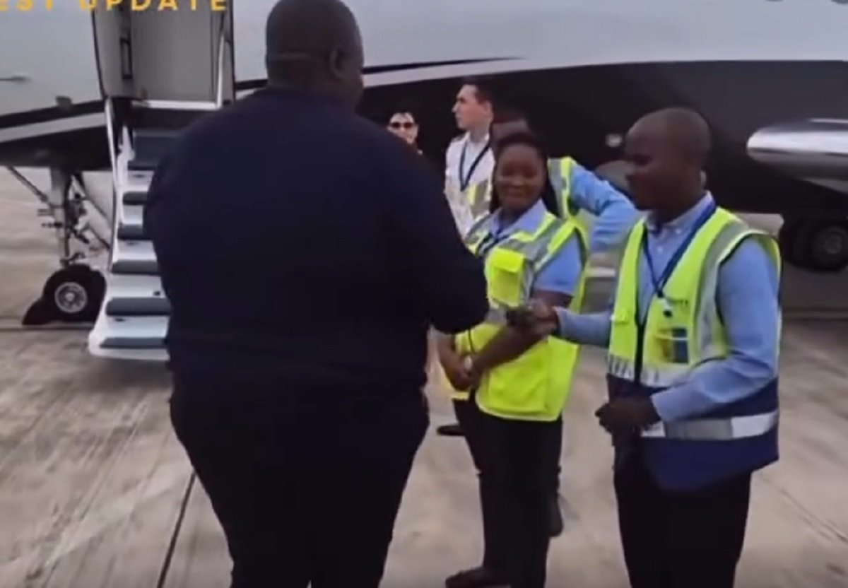 Watch Zimbabwean businessman splashes cash at the airport in Kenya