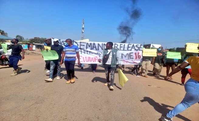 RESIDENTS of Chitungwiza Fridaystaged a flash demonstrationdemanding the release of incarcerated Cit