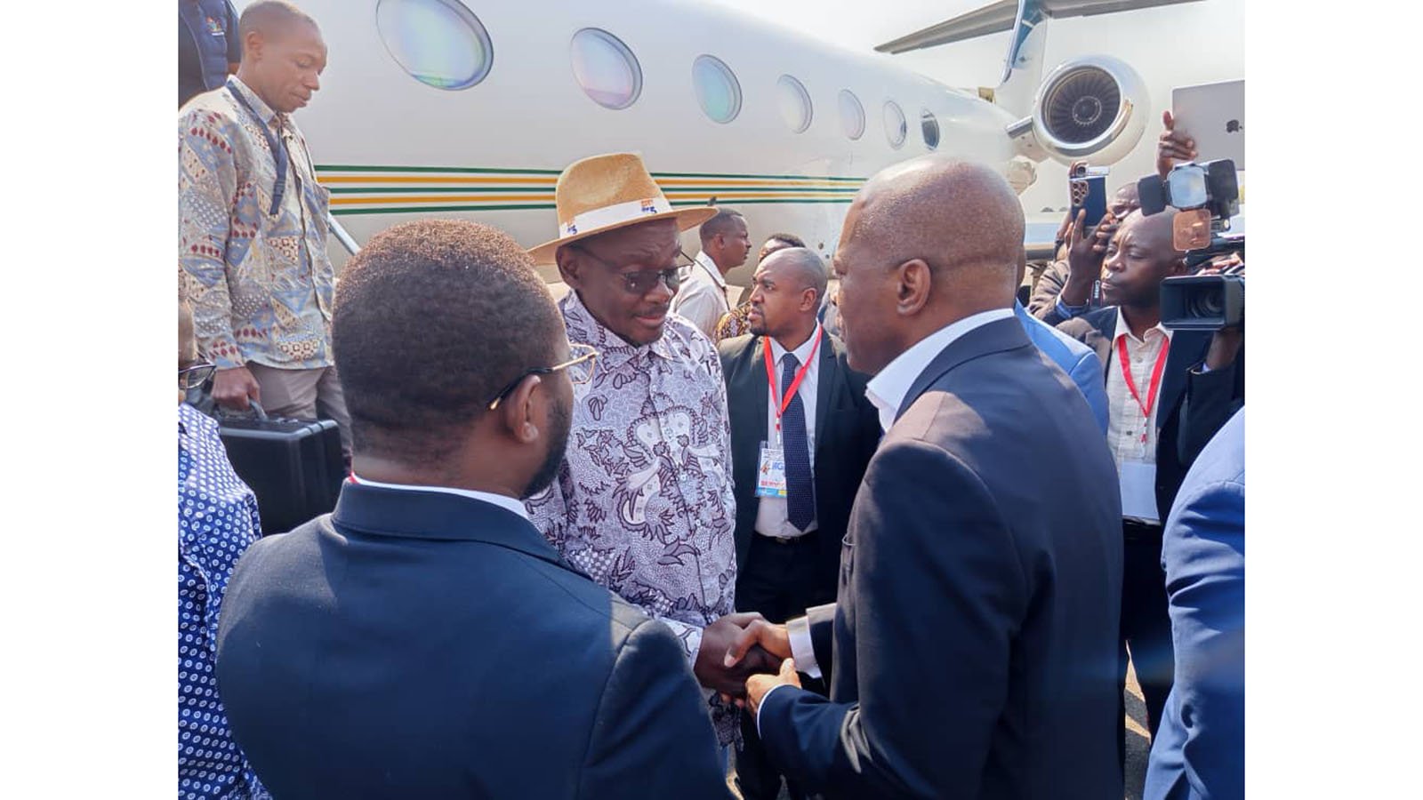 VP Mohadi arrives to heros welcome in Luena Angola