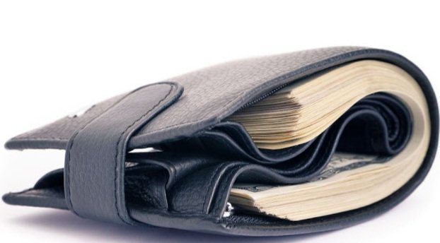 COP FINDS, RETURNS US$4 100