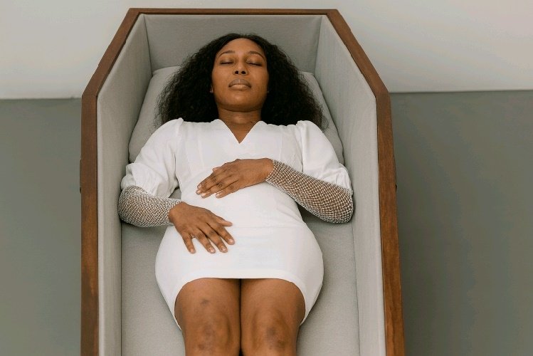 Jovem acorda nua num caixão após receber iPhone 17 Pro Max