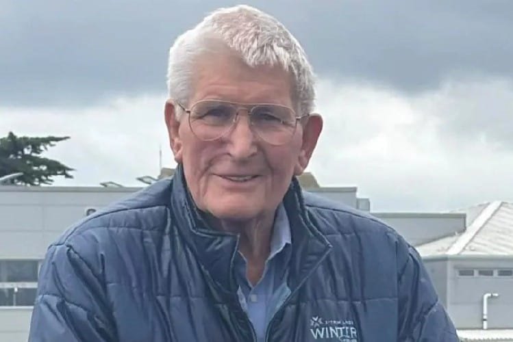 Idoso multado por cuspir folha que lhe entrou acidentalmente na boca