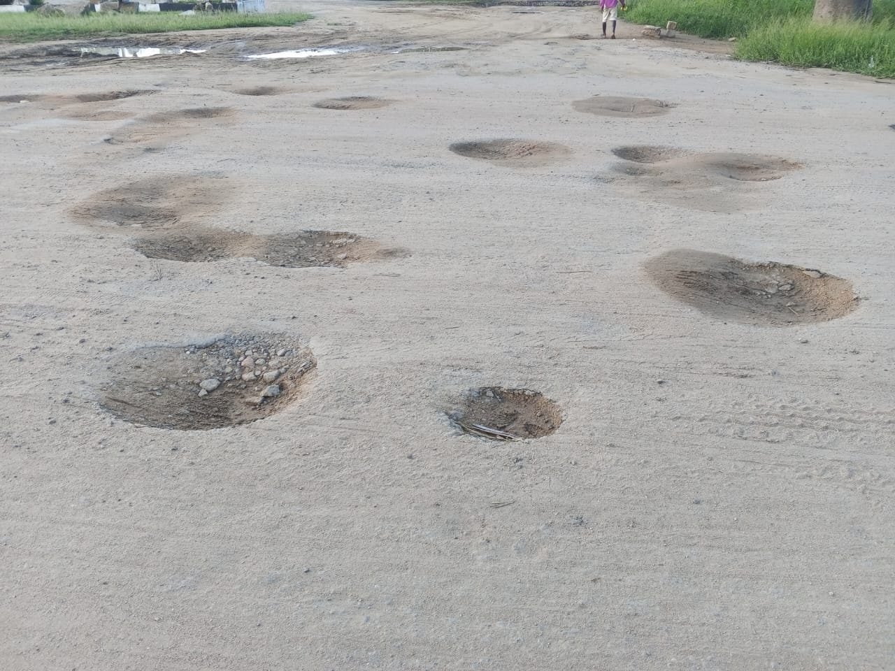 School Children in Machinga Abandon Classes to Work on Dangerous Highway