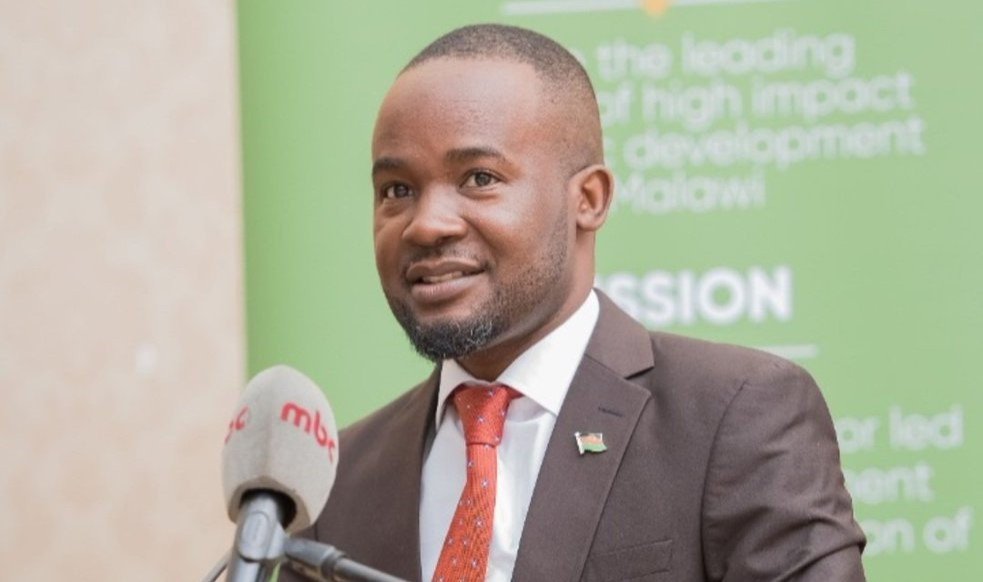 Police arrest ex-minister Gwengwe