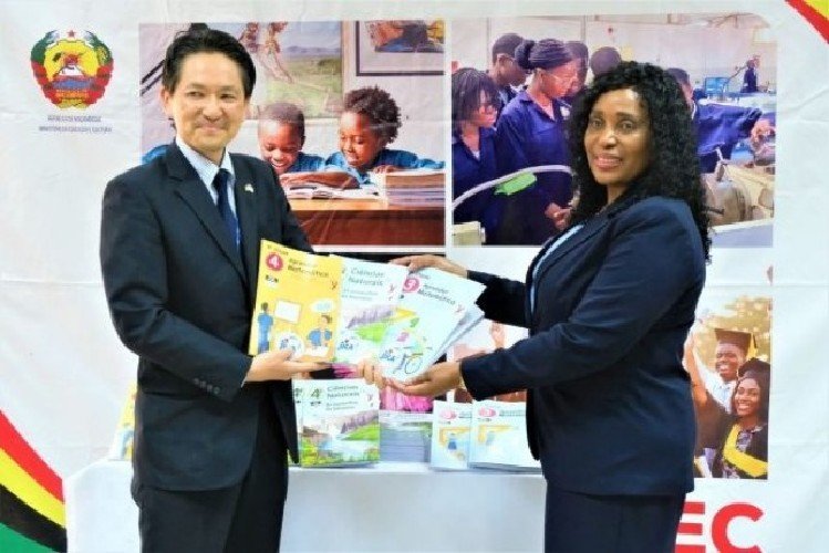 Vítimas das inundações recebem livros escolares