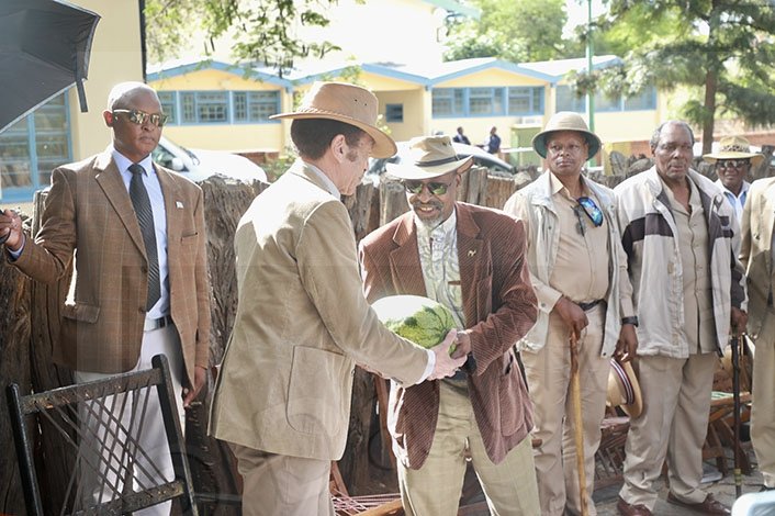 Khama o amogela thobo