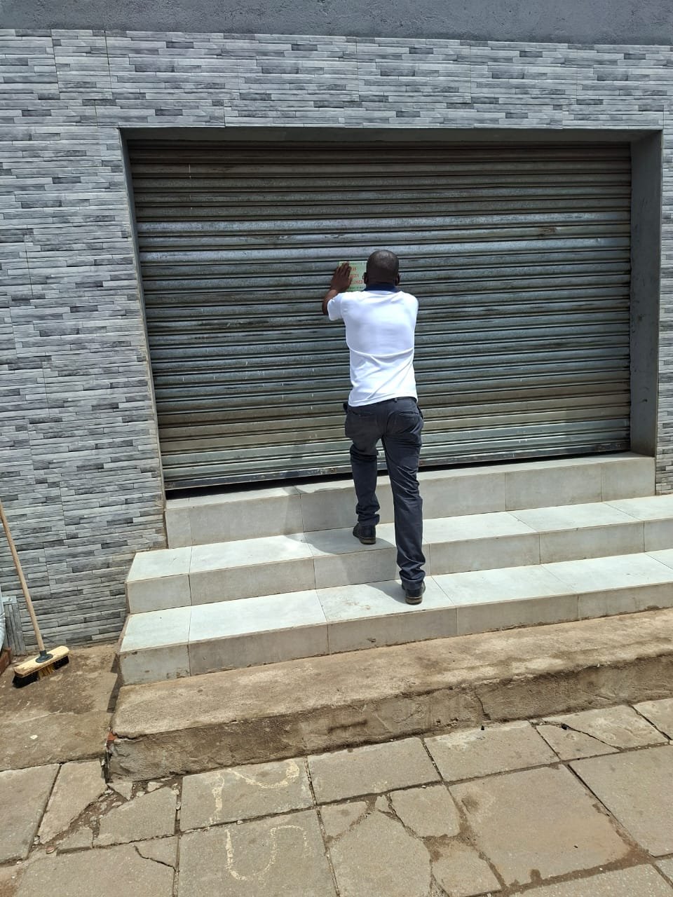 Judas kiss? : Twelve guests left stranded at Harare lodge as ZTA ‘new broom’ sweeps out unregistered facilties amidst a nationwide crackdown