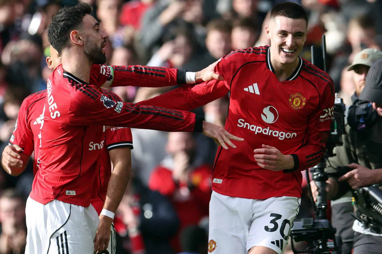 Man United climb to third, Fulham sink sorry Spurs