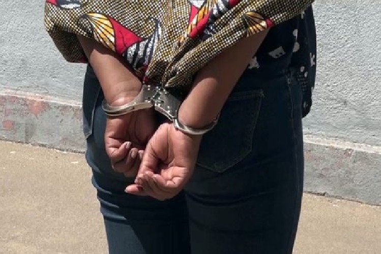 Mulher detida por falsificar documentos para obter empréstimo bancário