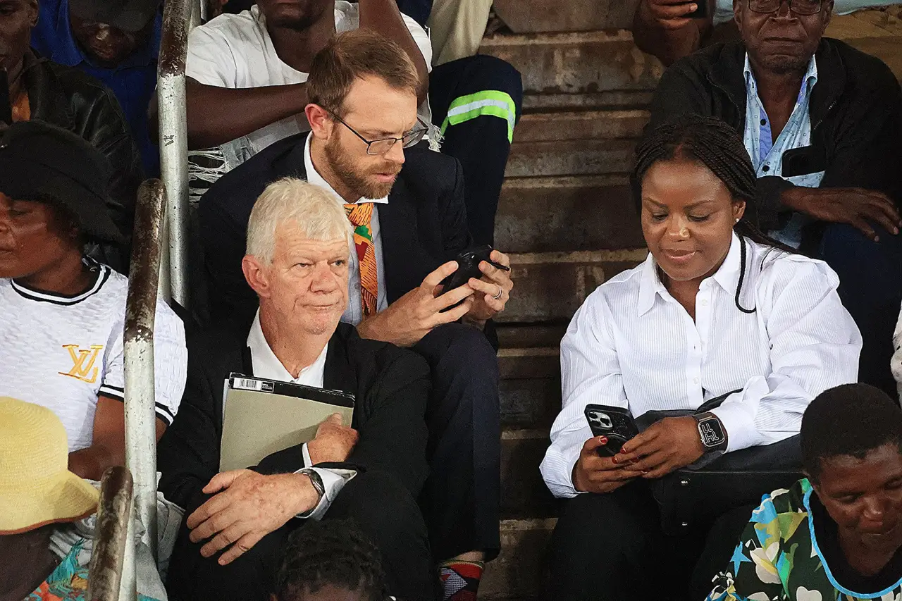 Human rights lawyer Doug Coltart assaulted by Zanu PF thugs at CAB3 hearing