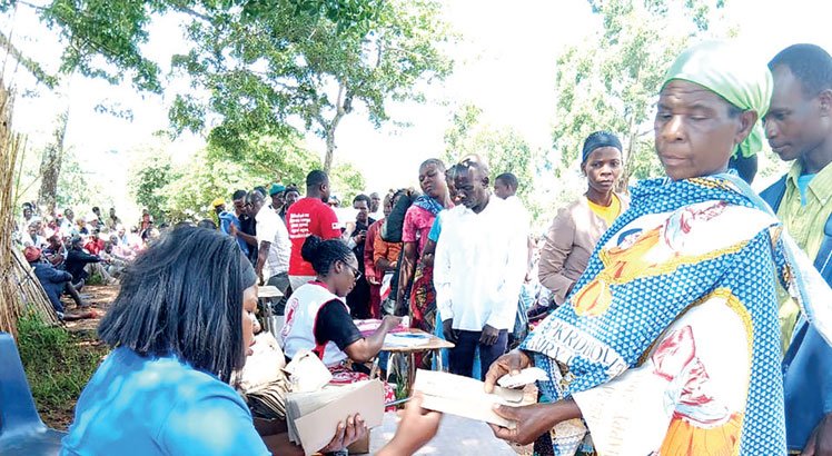 Red Cross disburses cash to food-insecure families in Neno
