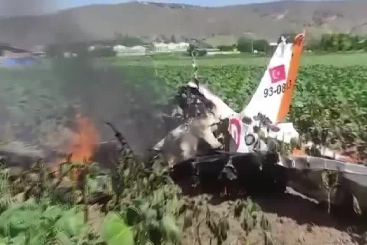 Dois pilotos morrem em queda de aeronave militar