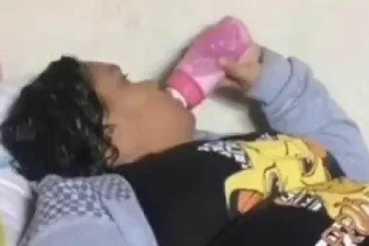 Mulher finge ter 12 anos para ser adoptada por uma família em Brasil