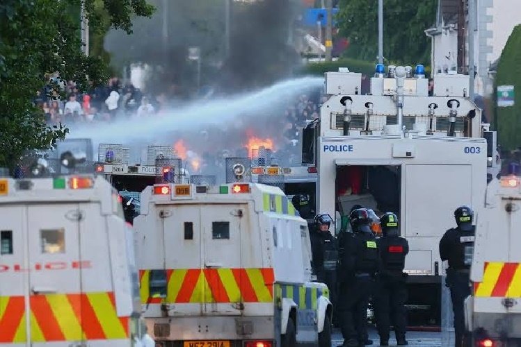 Ataque à faca gera pânico e protestos violentos em Belfast