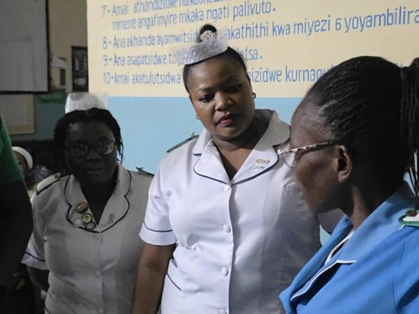 Health Minister spends night working alongside midwives at Mangochi hospital