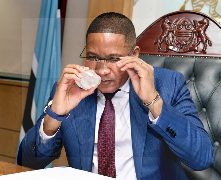 Lucara presents 1 305.4-carat diamond