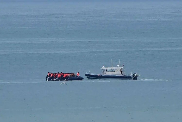 Autoridades francesas resgatam mais de cem migrantes após fogo em barco no Canal da Mancha